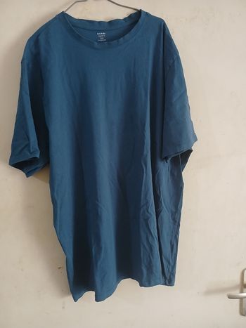 Je vends ce tee-shirt basique bleu. 