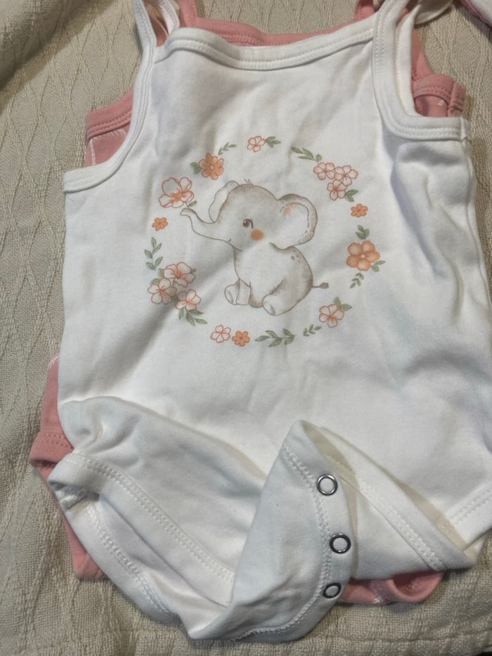 9 bodys  6 mois - photo numéro 8