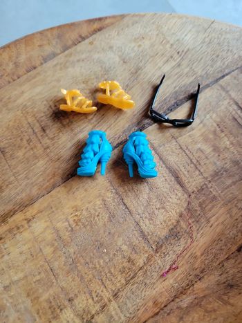 Lot accessoires talon bleu sandale pour poupée barbie miniatures