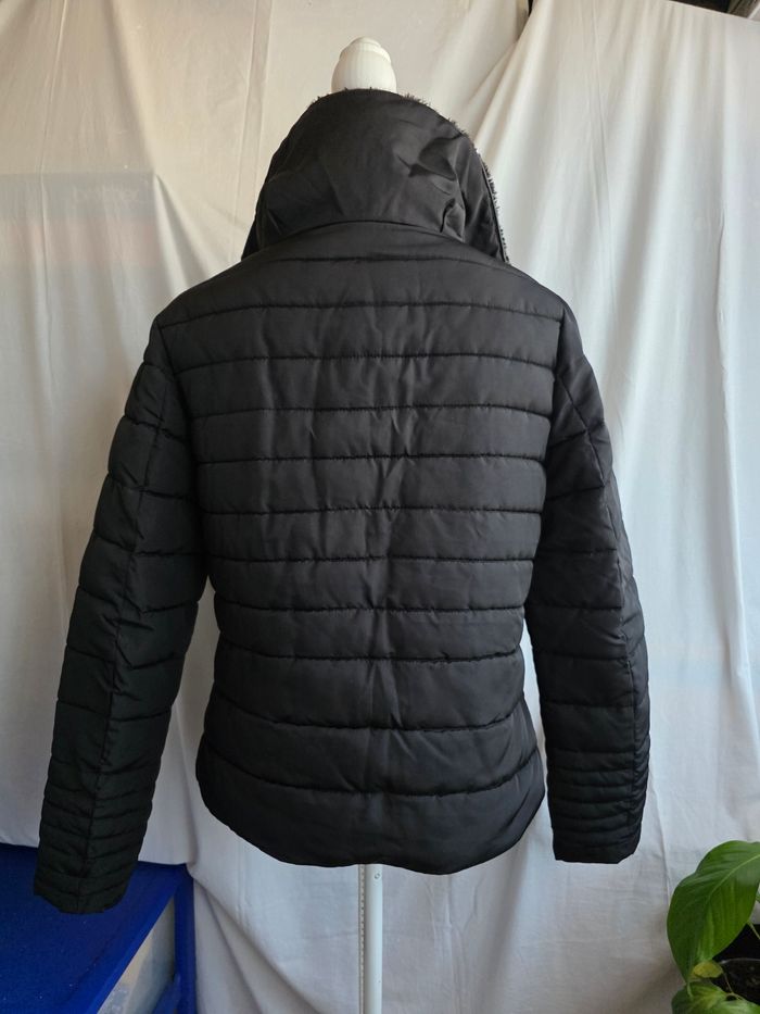 Doudoune, noir a zip doré , 2 poches devant, col moumoute, en très bon état, en polyester, largeur d'épaule 41cm, largeur sous bras 52cm, longueur 60cm, marque In Extenso =8€ - photo numéro 3
