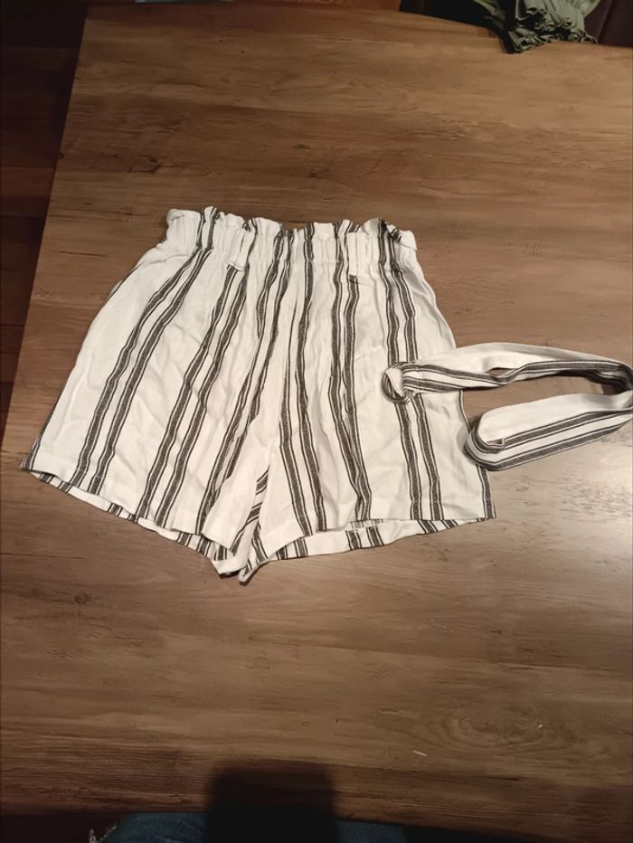 Short Bershka taille 36 - photo numéro 2