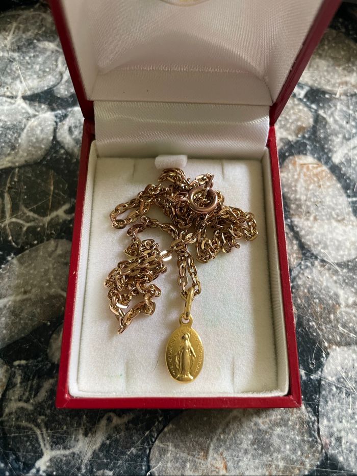 Collier et pendentif miraculeuse en plaqué or
