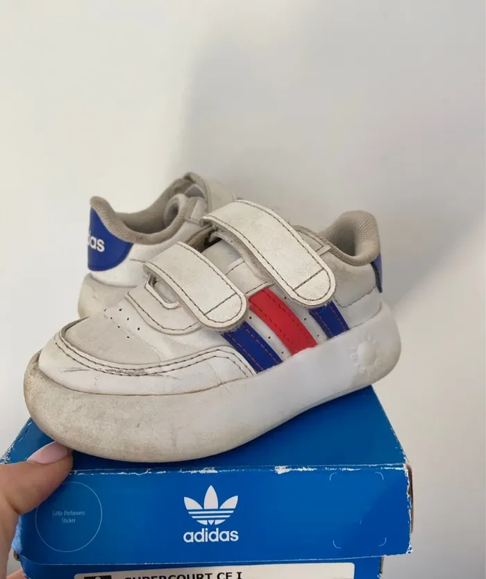 Basket Adidas taille 22 - photo numéro 2