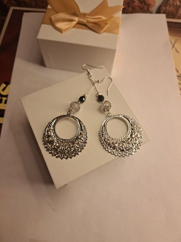 Boucles d'oreilles pendante argenté et noir - photo numéro 2