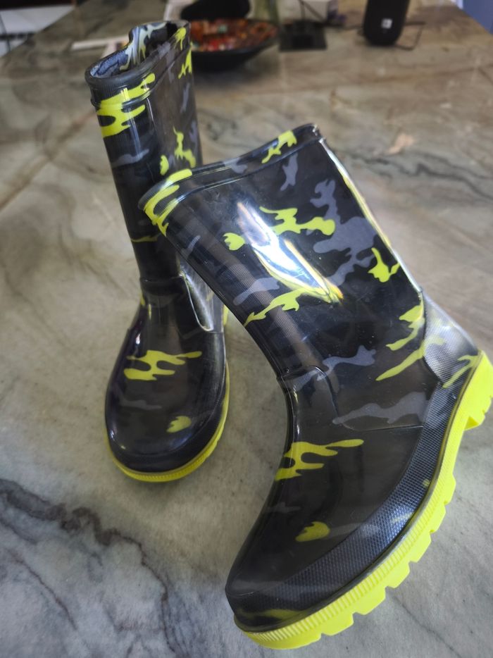Bottes de pluie en caoutchouc vertes fluo camouflées Taille 35.  Lavées pour la vente. Très bon état. Maison non fumeur.