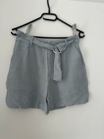 Short en lin bleu avec ceinture
