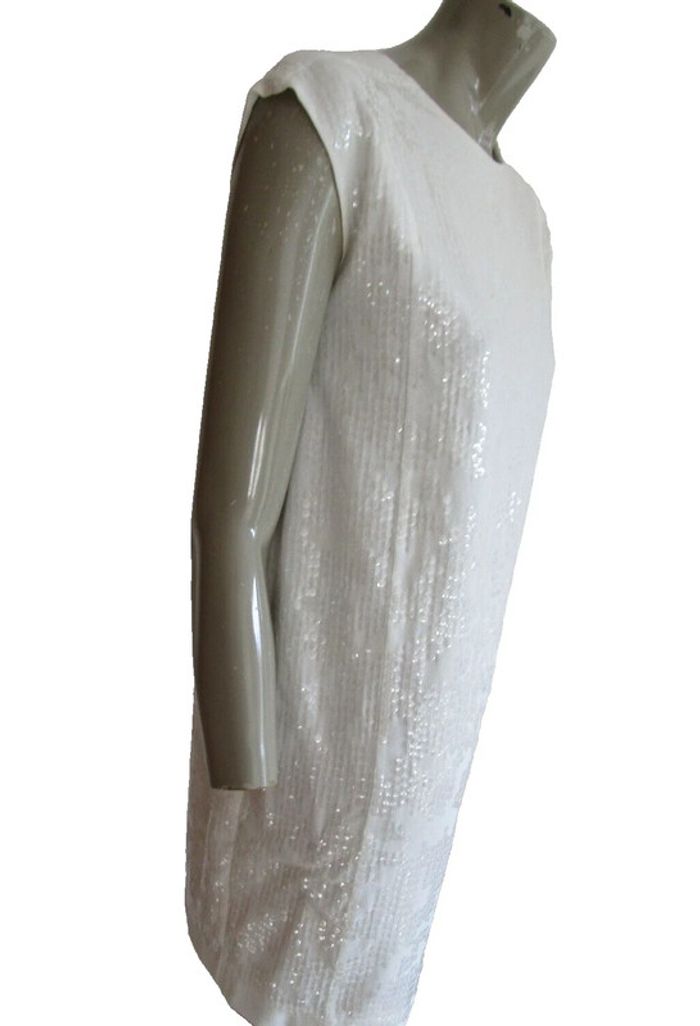 robe courte a paillettes transparentes sur fond crème marque les petites taille indiquée S = 36/38 - photo numéro 3
