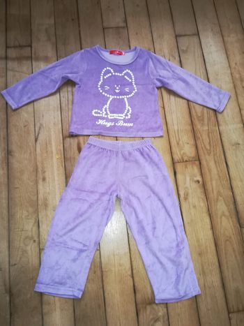 Superbe pyjama motif chat taille 3 ans 4€