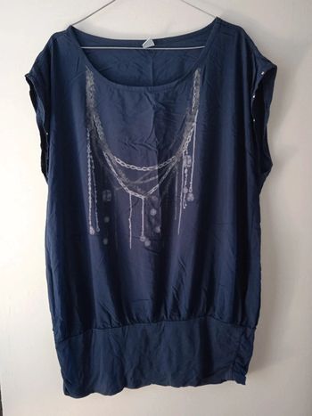 Blouse manches courtes, en taille 48.