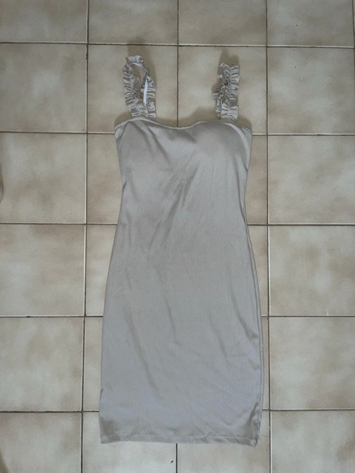 Robe moulante à brides