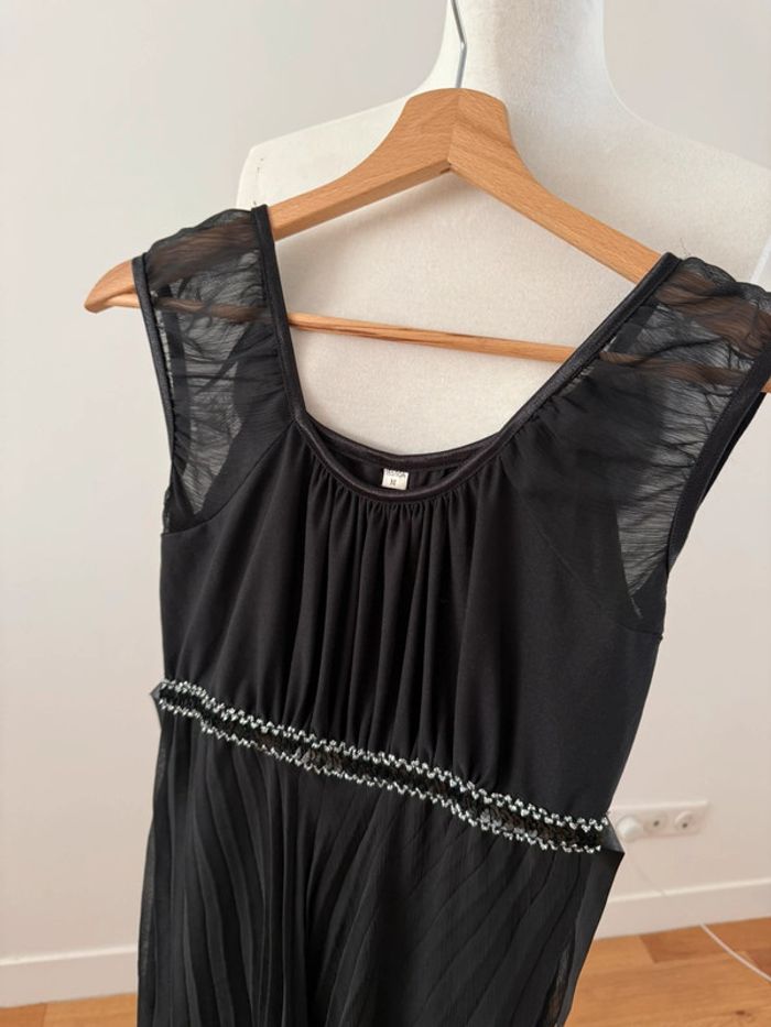 Jolie robe noire plissée M/38 - photo numéro 2