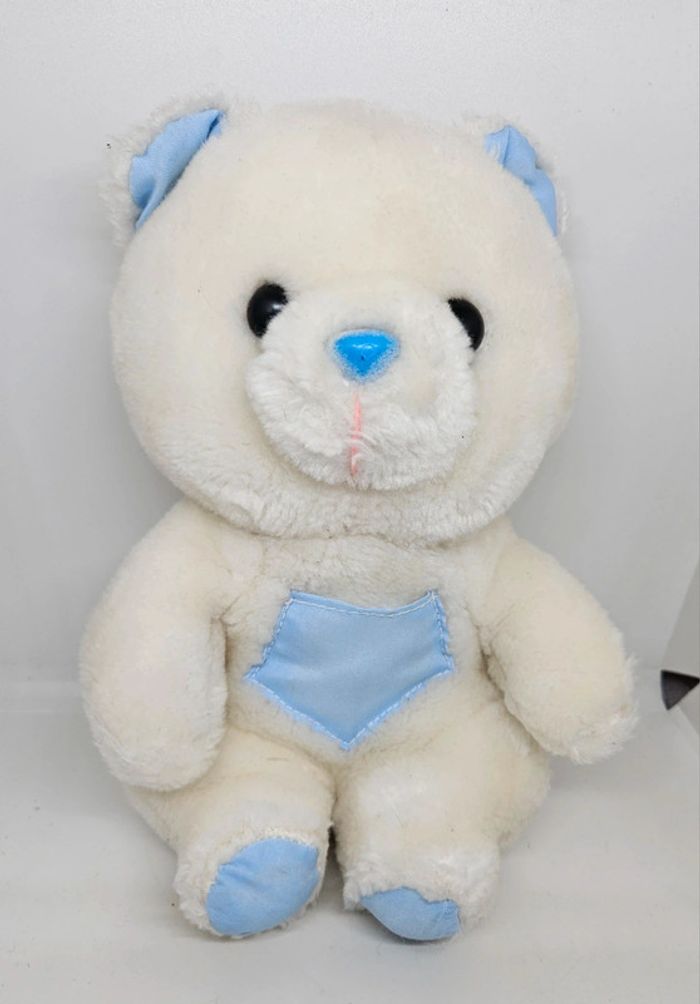 Petit ours.
Hauteur : 21cm