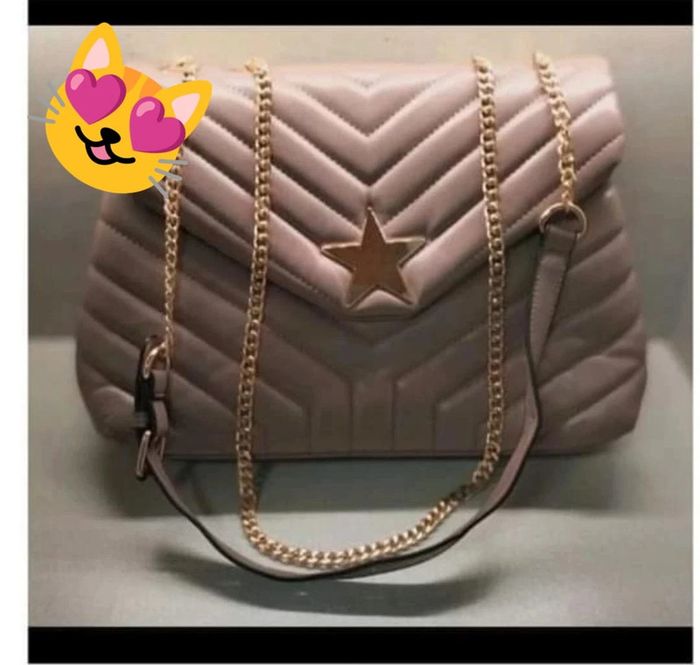 Sac a main marron
Légèrement abîmé en dessous - photo numéro 2