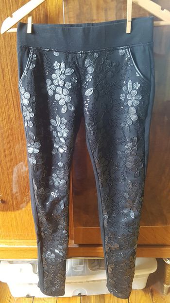 Pantalon noir fleuris