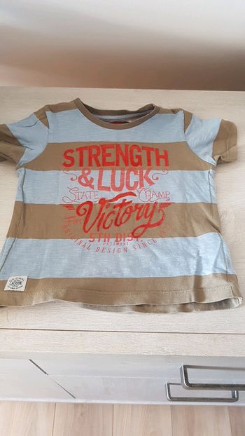 T shirt  . 3 ans