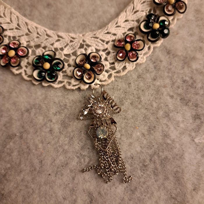 Collier plastron dentelle blanche et strass multicolore - photo numéro 3