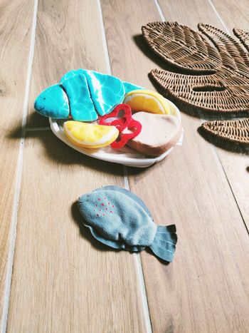 🐟Dinette plat /panier blanc avec poissons et aliments divers en tissu- peluche