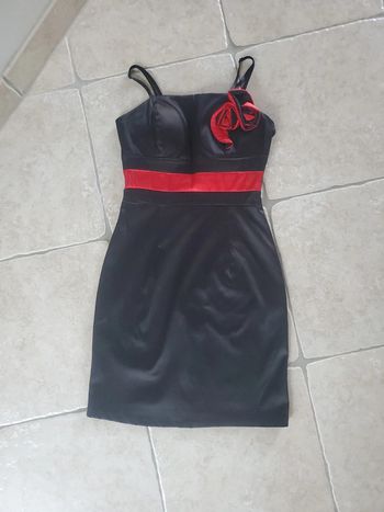 Robe noire avec effet satiné