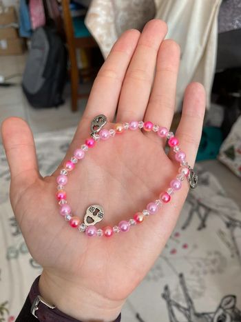 Bracelet de perles avec breloques cadenas.