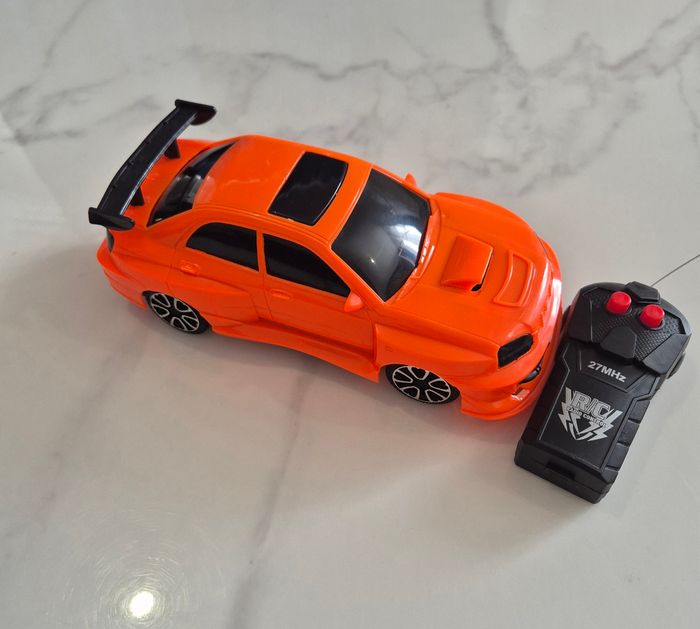 Voiture radiocommandé orange et noir télécommandée - photo numéro 2