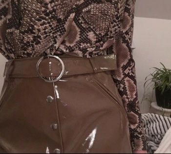 Jupe chic en vinyl marron