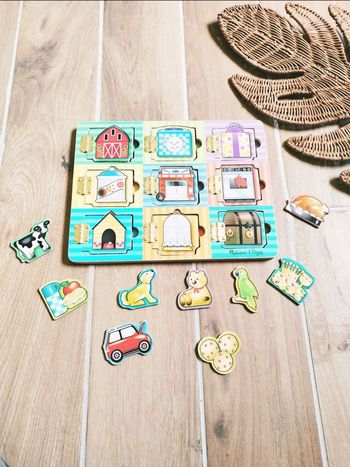 🫣 Jeu d'éveil - Planche en bois fenêtres cache cache magnétique  - marque Melissa et Doug -