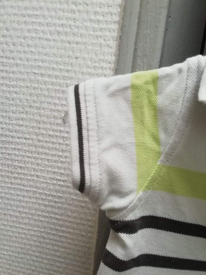 Vends polo garçon blanc rayé gris et vert avec motif sur le devant - photo numéro 5