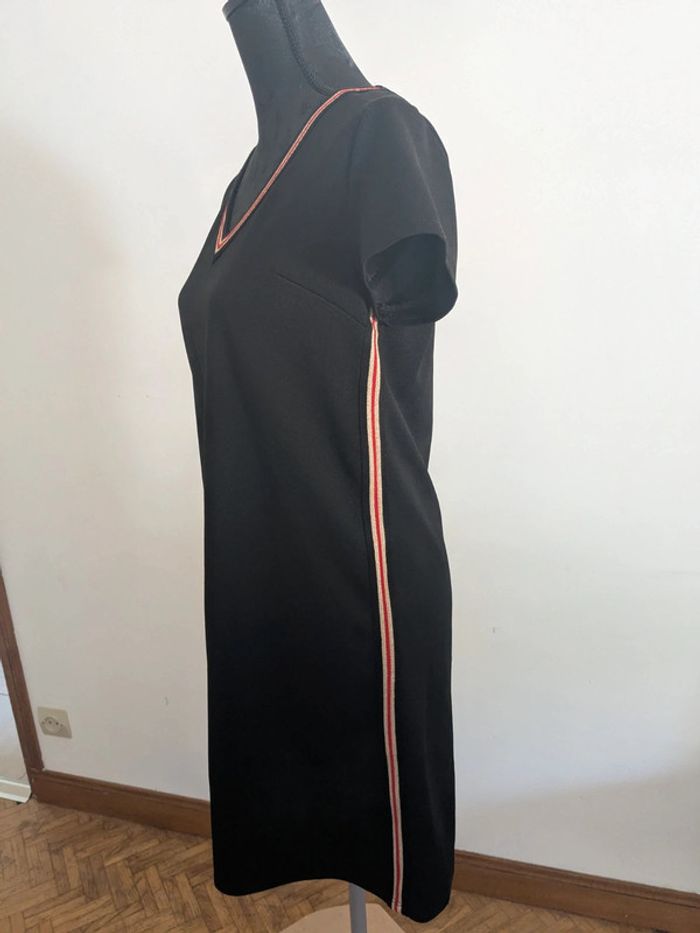 Robe noir et bande rouge et doré - photo numéro 3