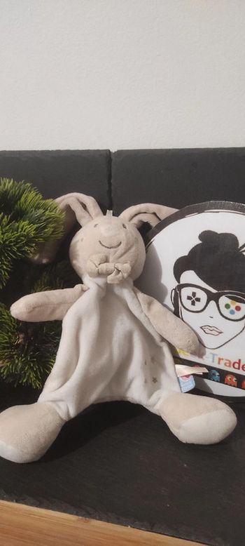 doudou lapin sucre d'orge blanc beige marron étoiles doré noeud knuffel Plat