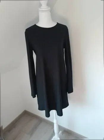 Robe noire basique manches longues Mango – Taille S – fluide et élégante