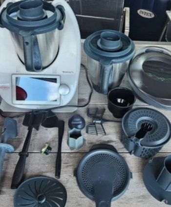 Thermomix TM6 blanc + accessoires le tout en parfait état aucun défaut quelconque