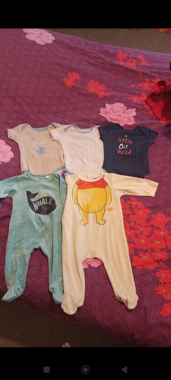 Lot 3 bodys manches courtes et 2 pyjamas