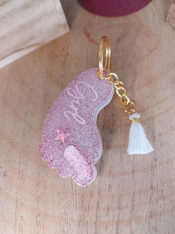 Porte clé pied droit bébé fille avec pompon blanc