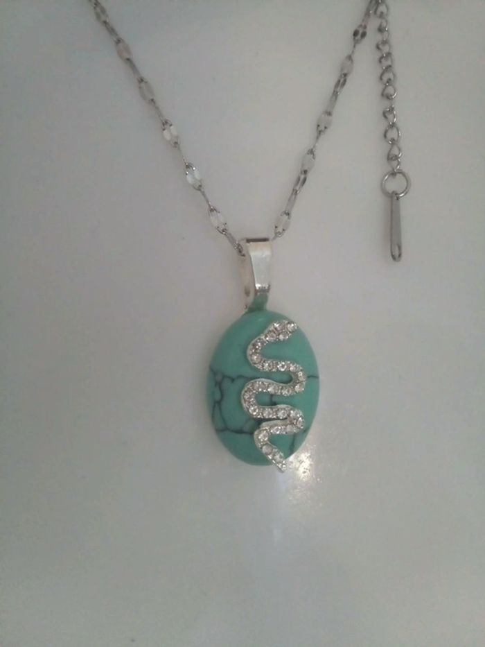 Collier serpent argenté pierre howlite bleu