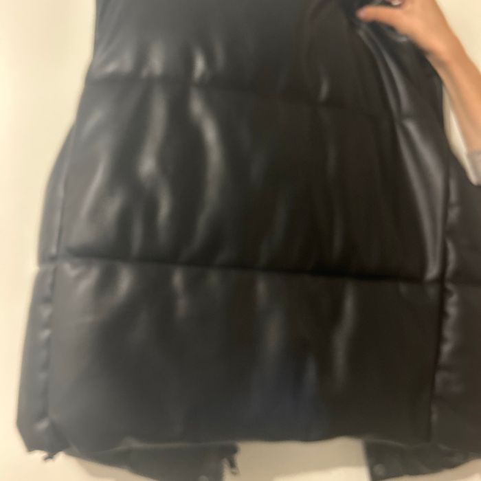 Doudoune noir en cuir  sans manche en S Zara - photo numéro 4
