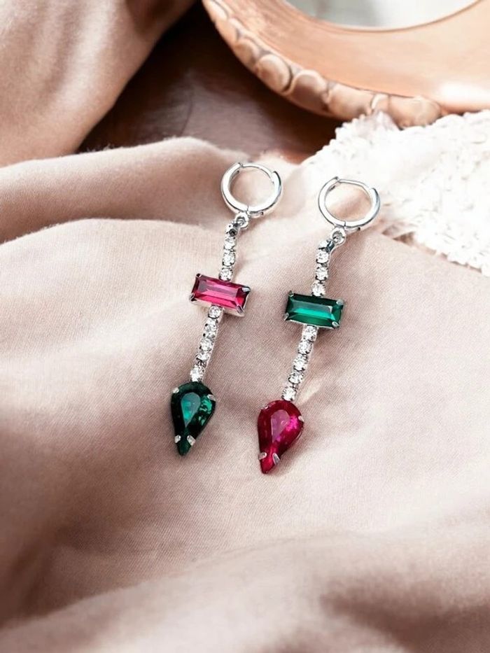 Magnifique paire de boucles d'oreilles pendantes avec strass style vintage