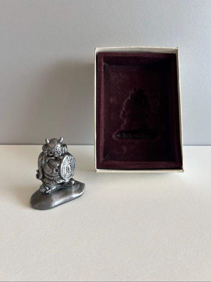 Figurine viking en métal – dans son écrin – style médiéval