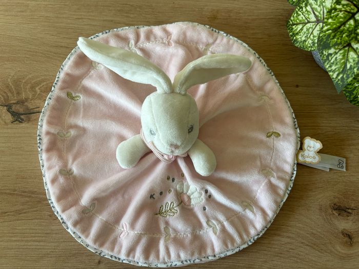 Doudou plat lapin rose perle broderie fleur kaloo etat neuf - photo numéro 2