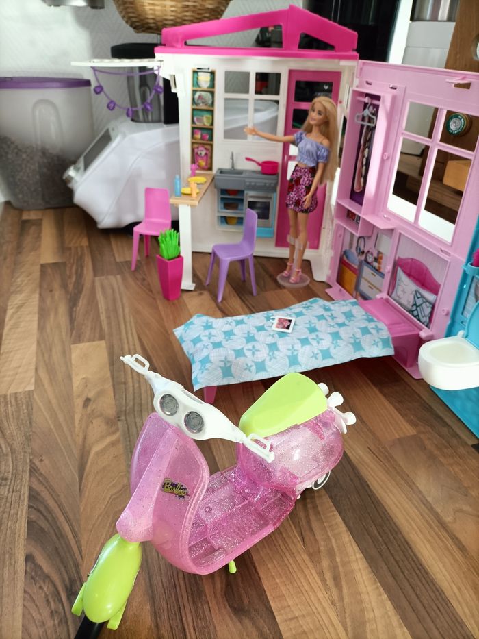 Jolie maison barbie 🏡 + 1 barbie + nombreux meubles et accessoires+ scooter - photo numéro 5