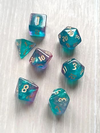 Lot de 7 dés turquoise irisé originaux pour activités