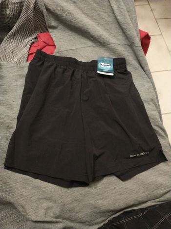 Short de sport de marque dim sport taille s coloris noir. NEUF