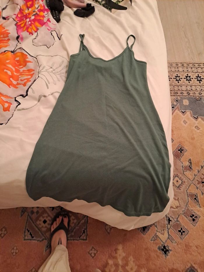 Jolie robe longue en maille légère ajouré  avec son fond de robe taille 36 - photo numéro 3