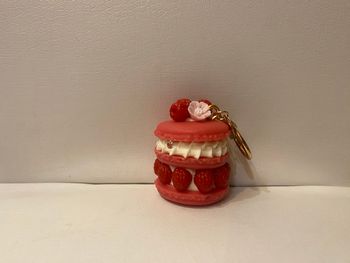 Porte clé macaron gâteau framboise 