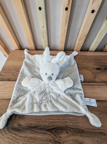 Lapin gris et blanc Nicotoy attache suce