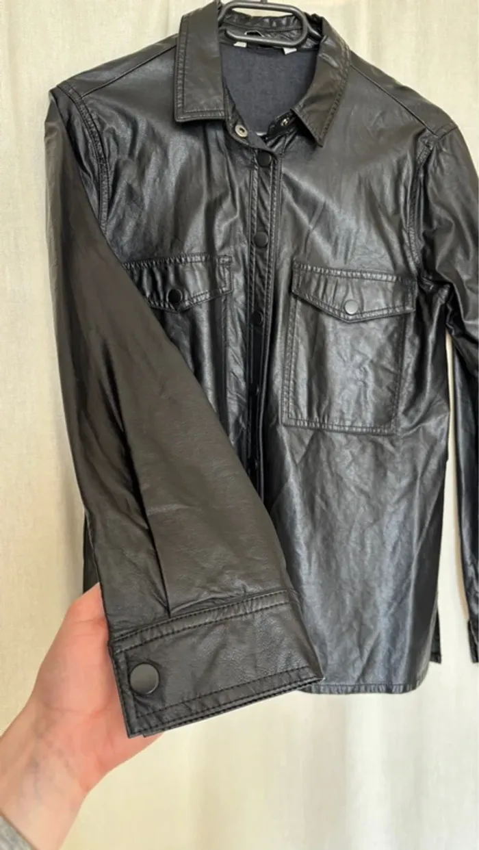 Chemise en cuir noir stradivarius - photo numéro 2