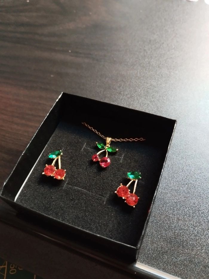Boucles d'oreilles et pendentif cerise avec coffret cadeau