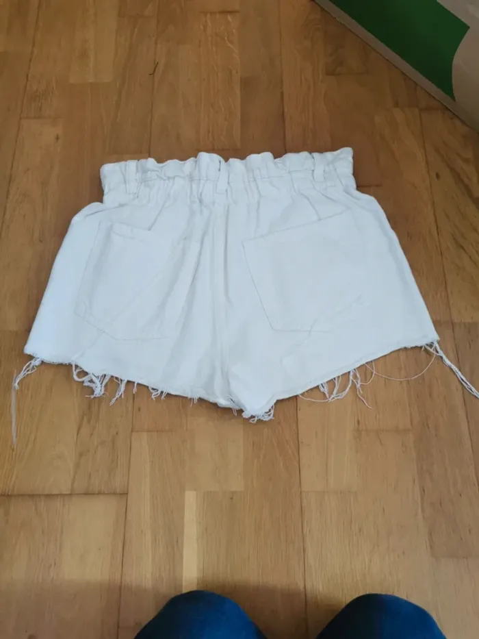 Short en jean blanc Jennyfer taille 38 - photo numéro 3