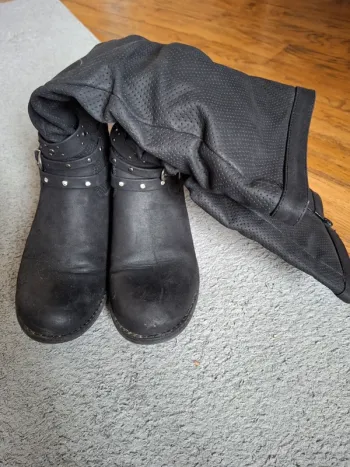 Bottes noires plates avec lanières