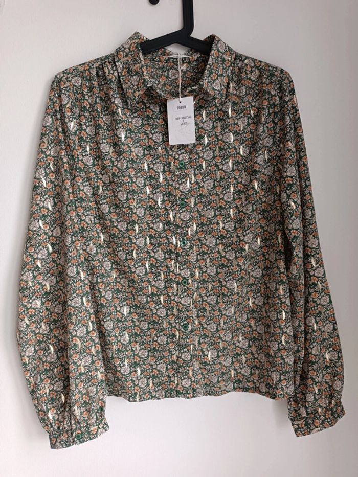 Chemise verte motif fleurs et dorure Taille S Emma & Ella Neuf avec étiquette - photo numéro 2