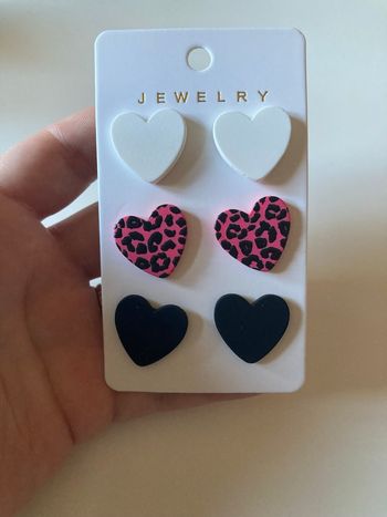 Lot de 3 boucles d’oreilles NEUVES avec étiquette forme de cœurs couleurs